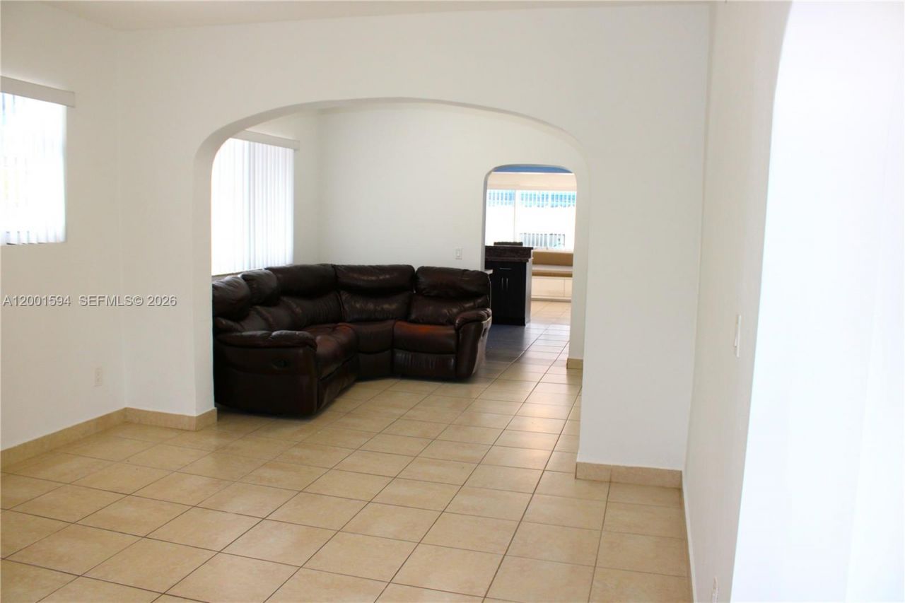 2253 SW 10th St, Miami, FL 33135 Photo