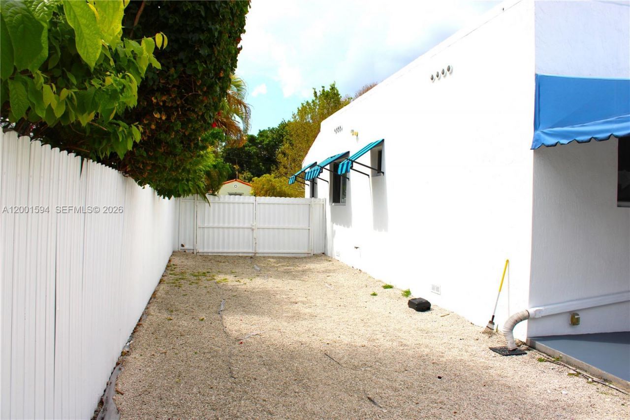 2253 SW 10th St, Miami, FL 33135 Photo