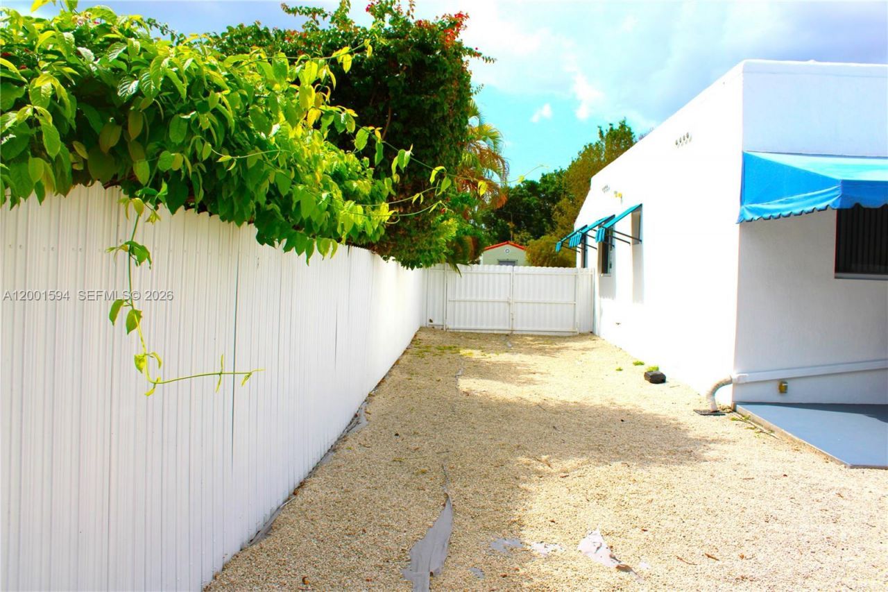 2253 SW 10th St, Miami, FL 33135 Photo