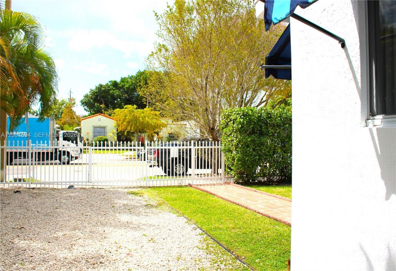 2253 SW 10th St, Miami, FL 33135 Photo