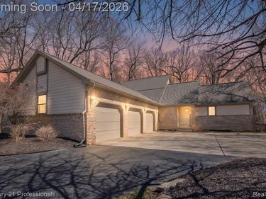 624 Highland Drive, Oxford Vlg, MI 48371