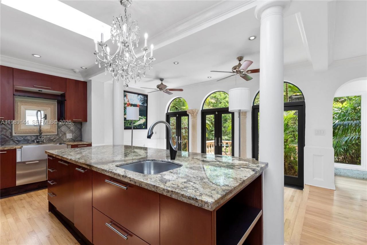 3685 Royal Palm Ave, Miami, FL 33133 Photo