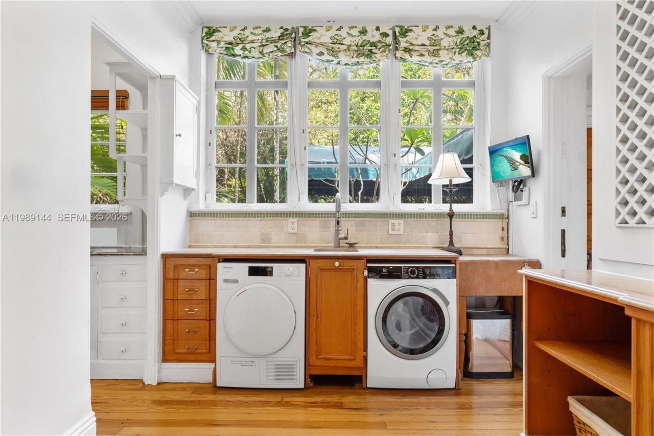 3685 Royal Palm Ave, Miami, FL 33133 Photo