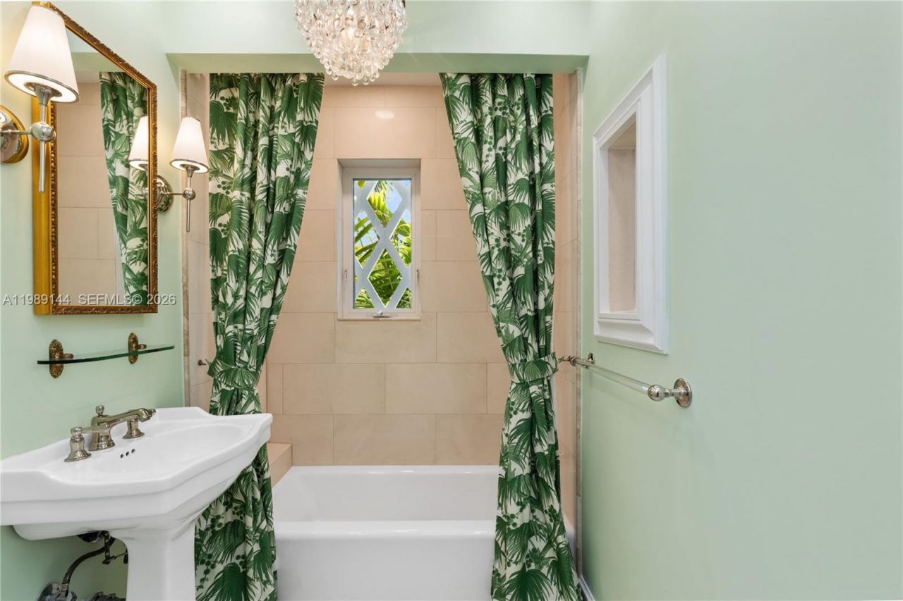 3685 Royal Palm Ave, Miami, FL 33133 Photo