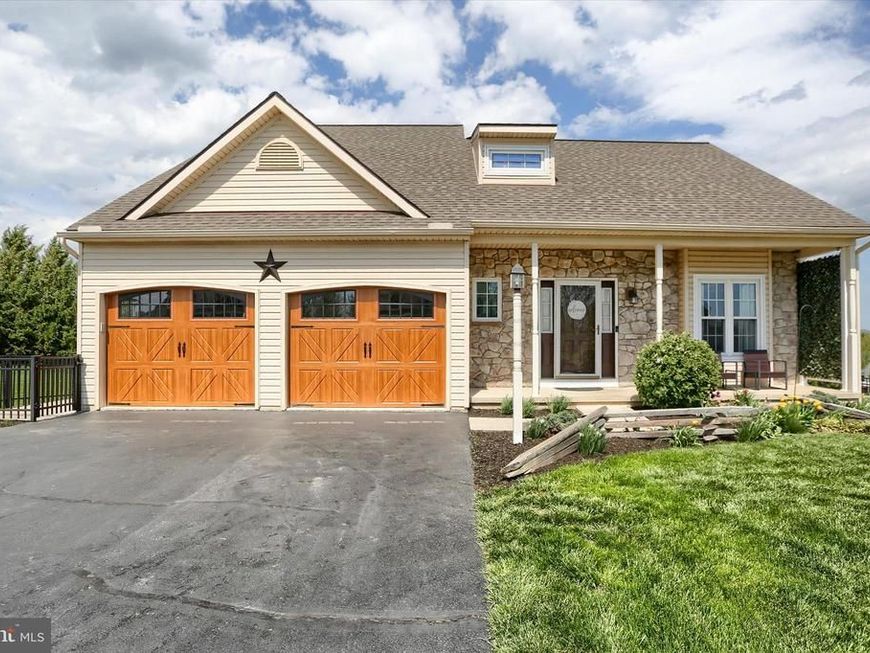 365 Lynne Drive, Mount Wolf, PA 17347 Main Photo