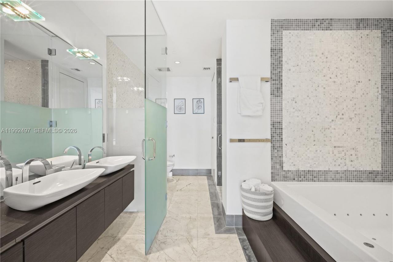 200 Biscayne Boulevard Way, Unit 5009, Miami, FL 33131 Photo