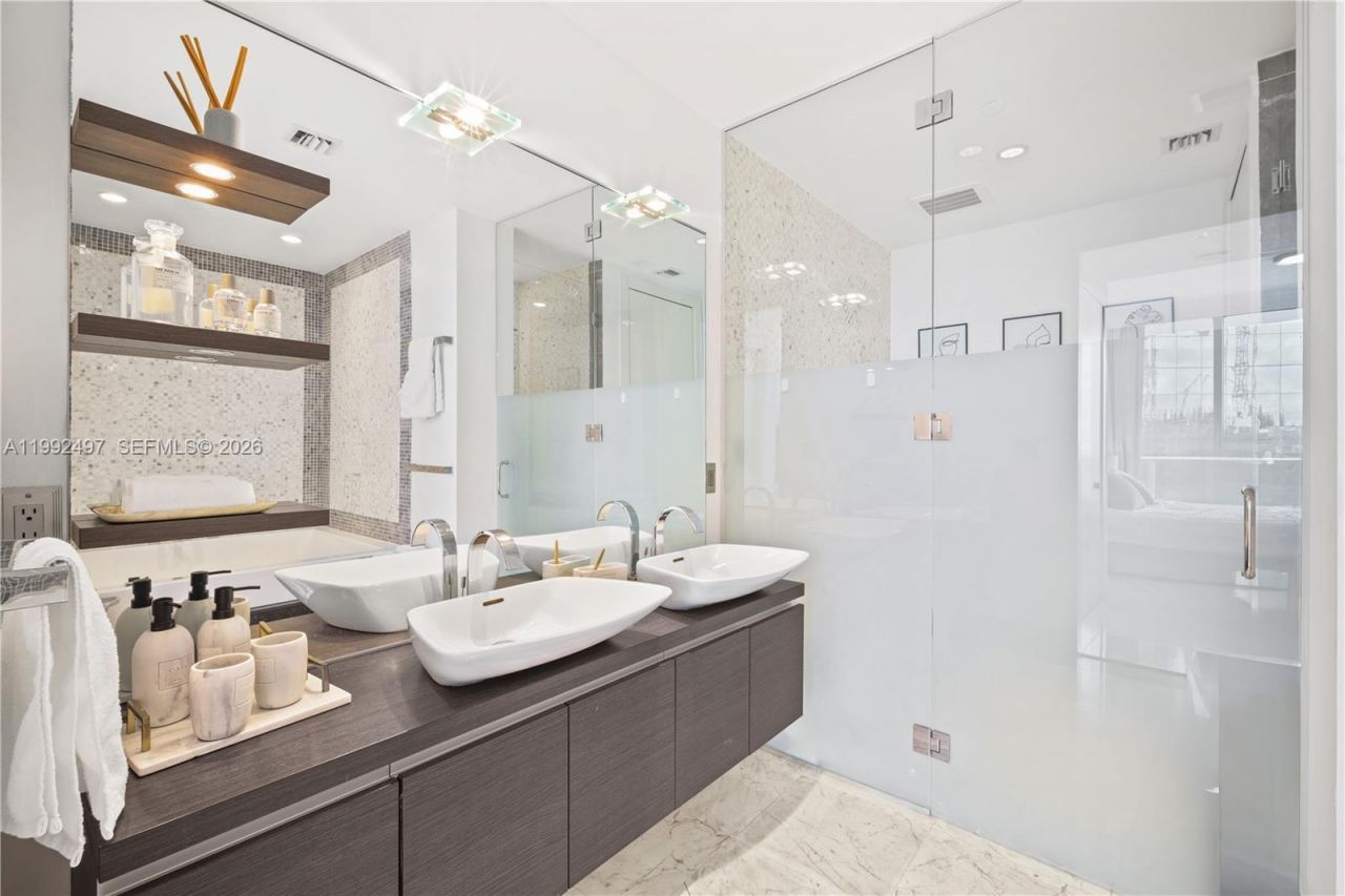 200 Biscayne Boulevard Way, Unit 5009, Miami, FL 33131 Photo