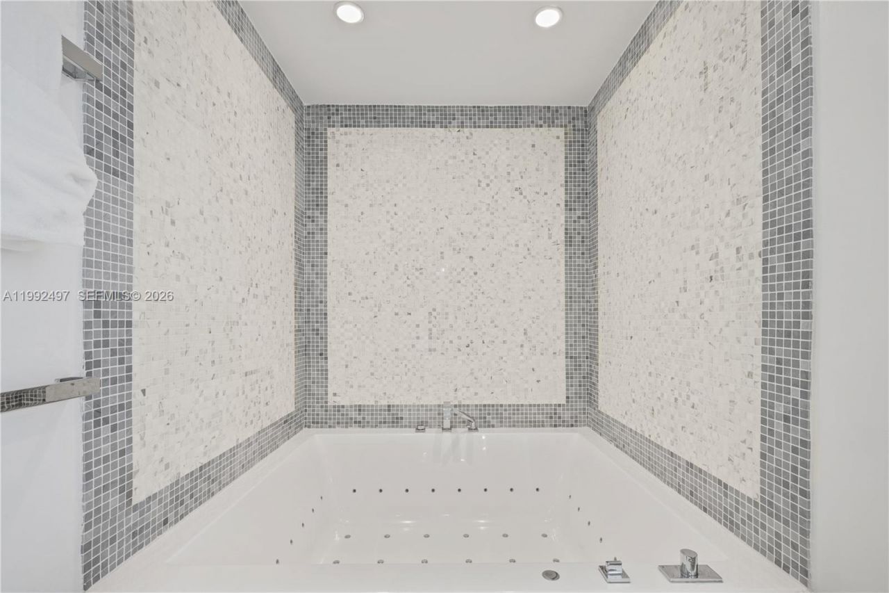 200 Biscayne Boulevard Way, Unit 5009, Miami, FL 33131 Photo