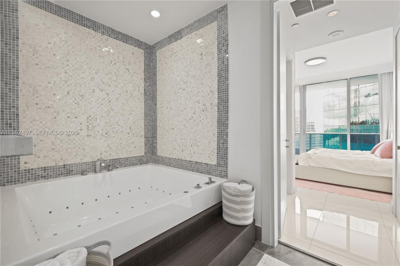200 Biscayne Boulevard Way, Unit 5009, Miami, FL 33131 Photo