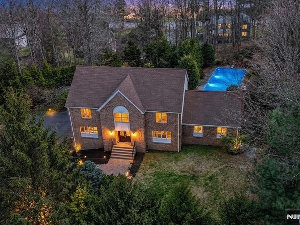 10 Knollwood Road, Upper Saddle River, NJ 07458