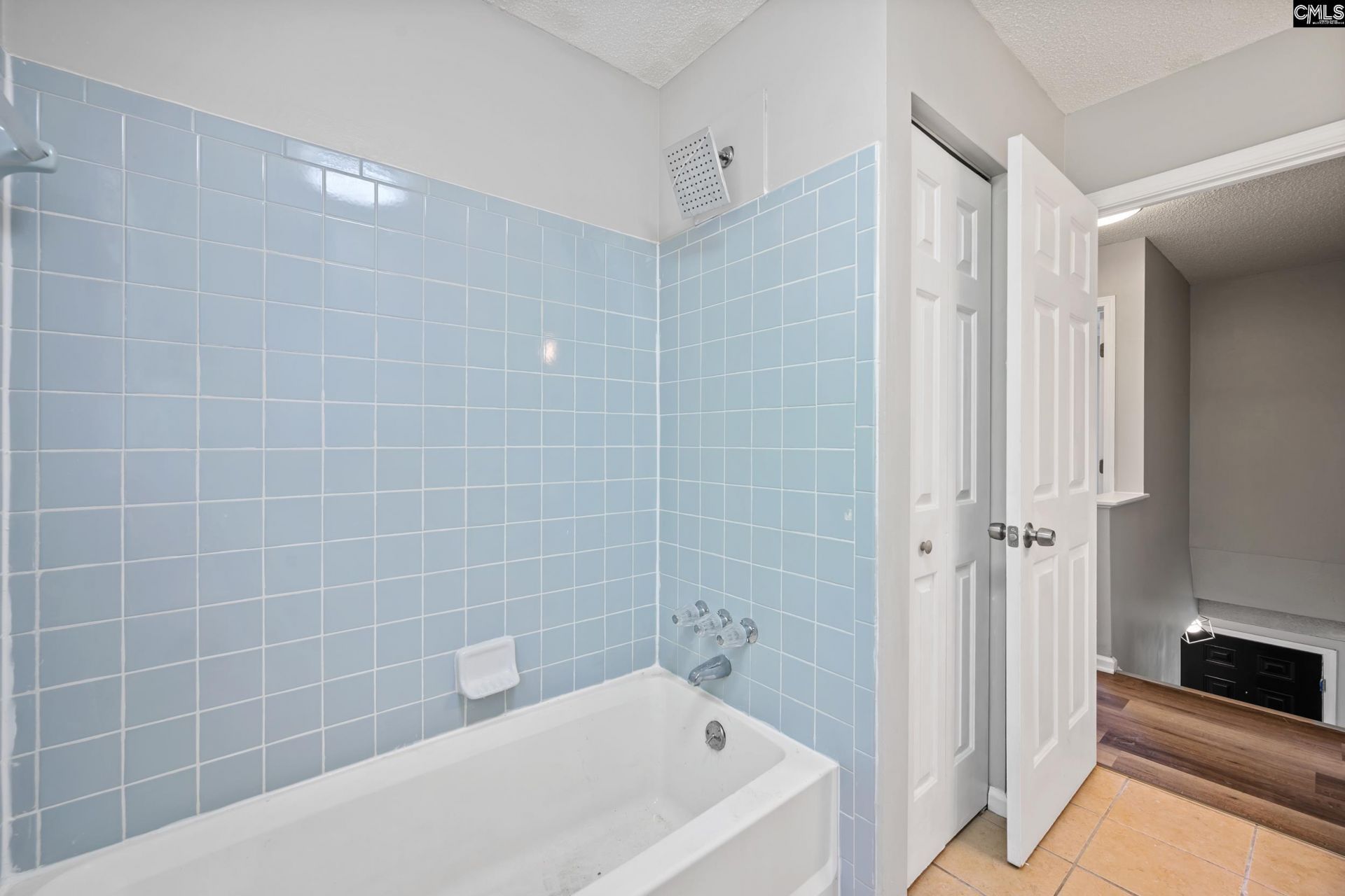 114 Woodspur Road Photo 18