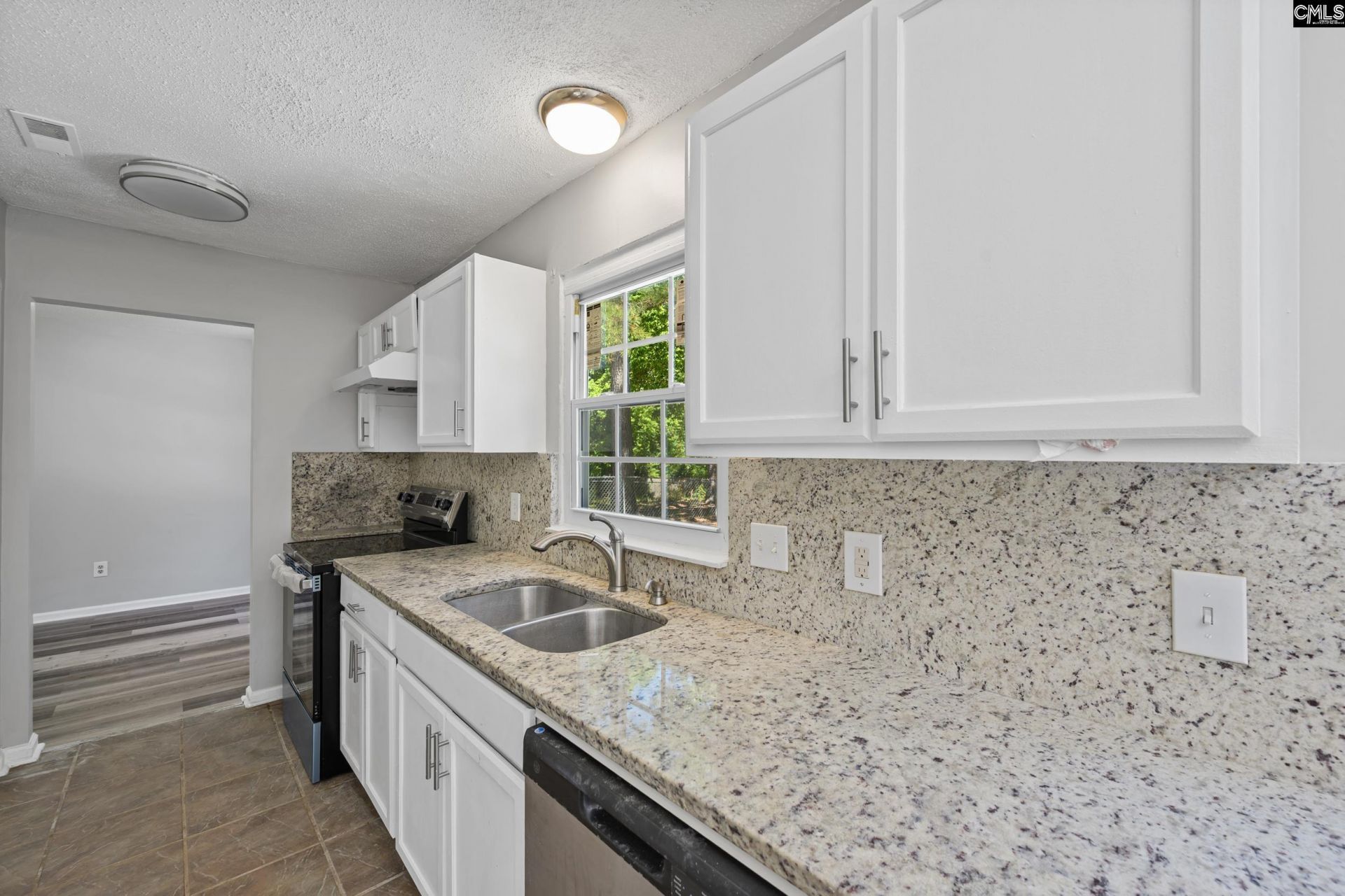 114 Woodspur Road  Photo 4