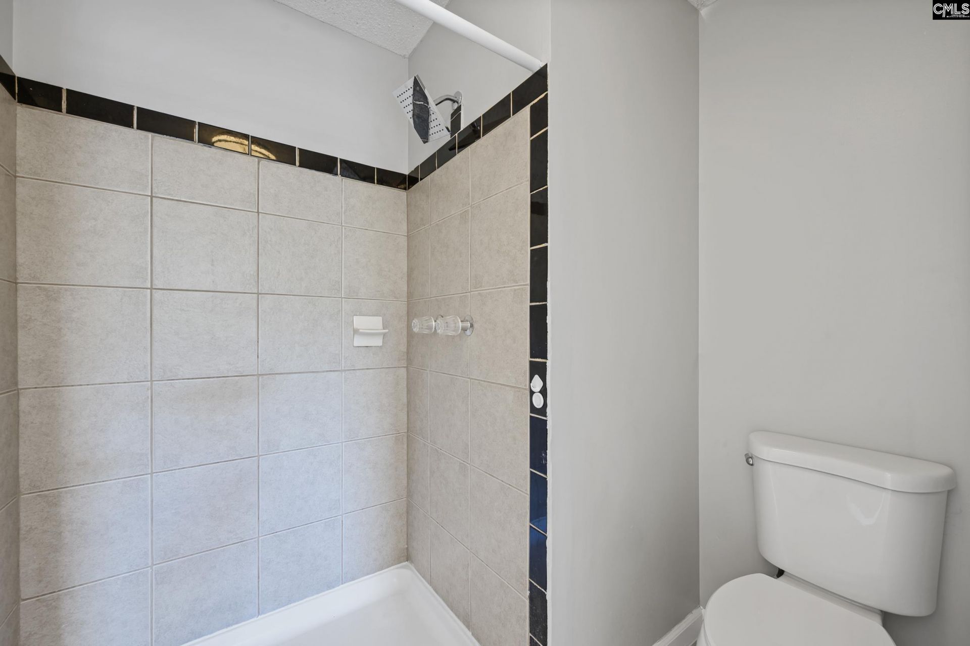 114 Woodspur Road Photo 9