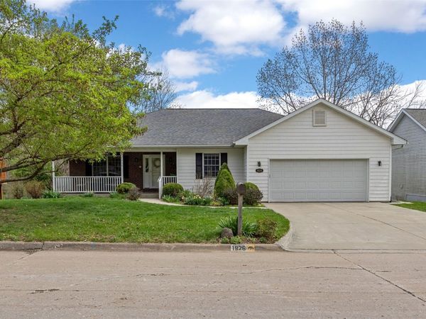 1926 Meadow Ridge Lane , Iowa City, IA 52245