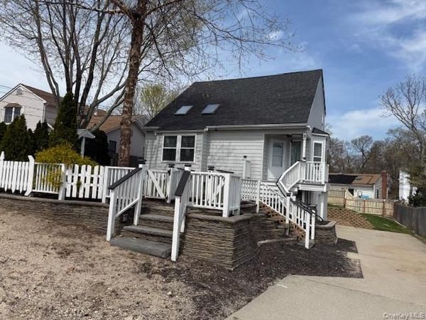 31 Sayville Road, Sound Beach, NY 11789