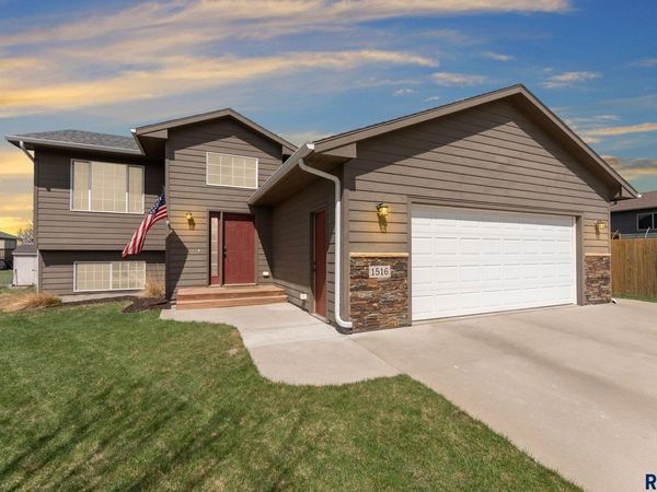 1516 Gold Dust St, Sioux Falls, SD 57104