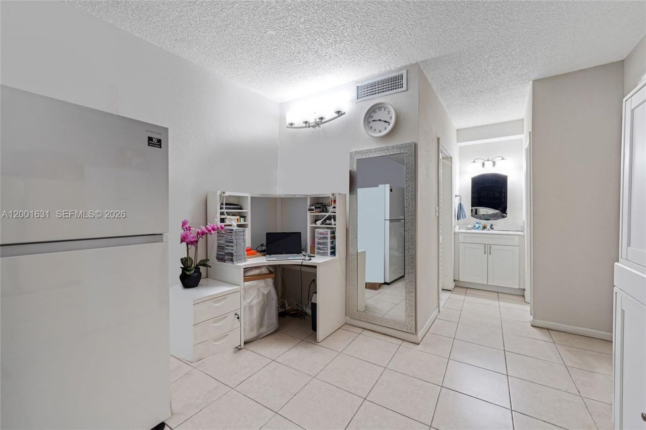 1305 W 53rd St, Unit 429, Hialeah, FL 33012 Photo