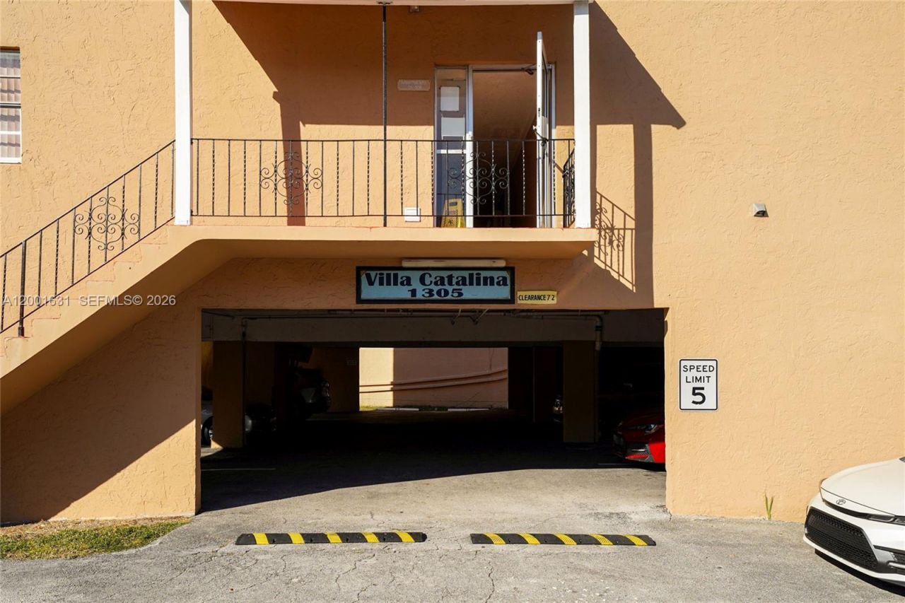 1305 W 53rd St, Unit 429, Hialeah, FL 33012 Photo