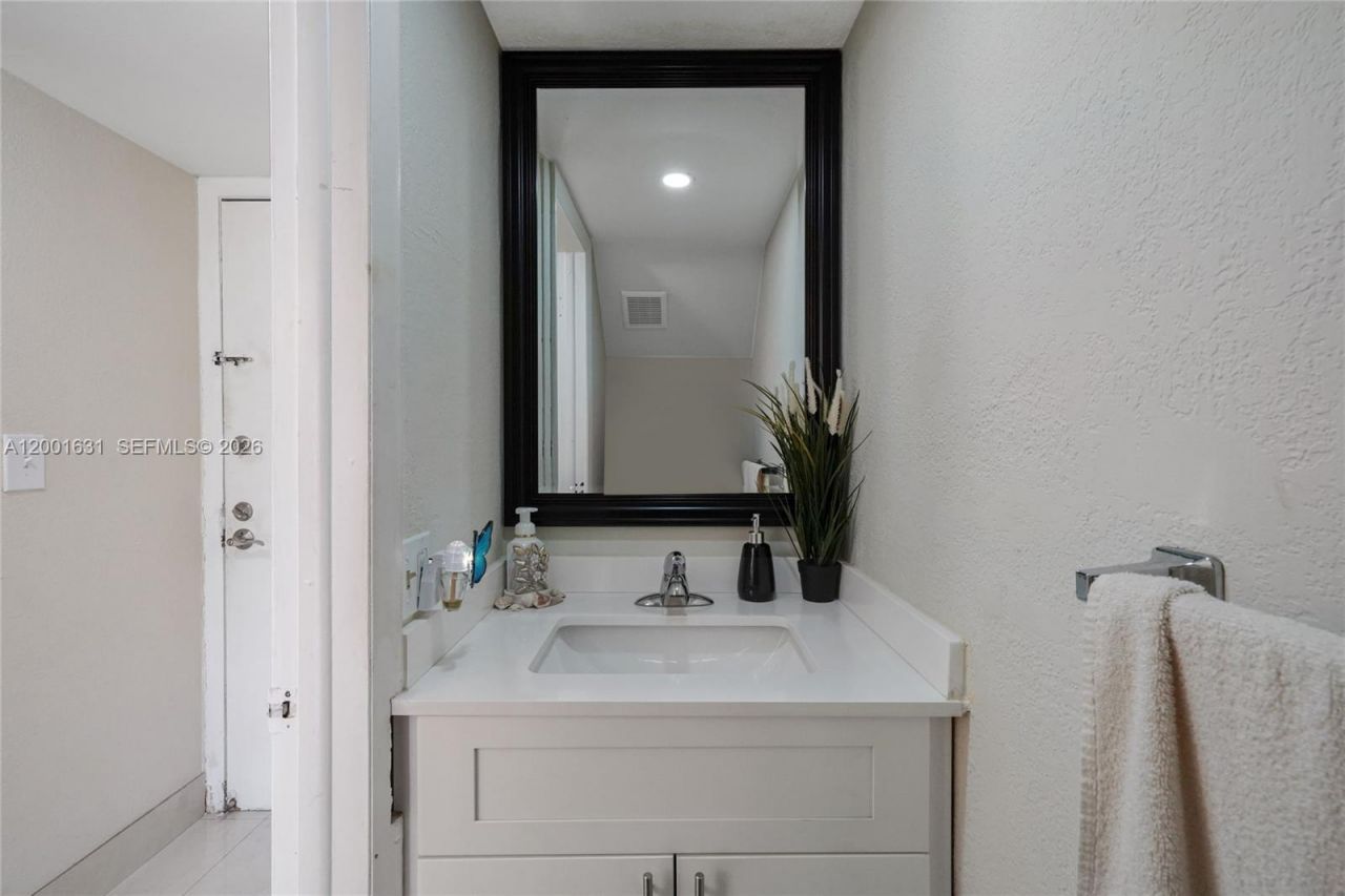 1305 W 53rd St, Unit 429, Hialeah, FL 33012 Photo