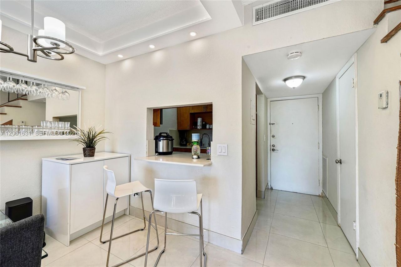 1305 W 53rd St, Unit 429, Hialeah, FL 33012 Photo