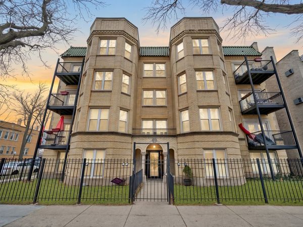 2256 W Arthur Avenue, Unit 2, Chicago, IL 60645
