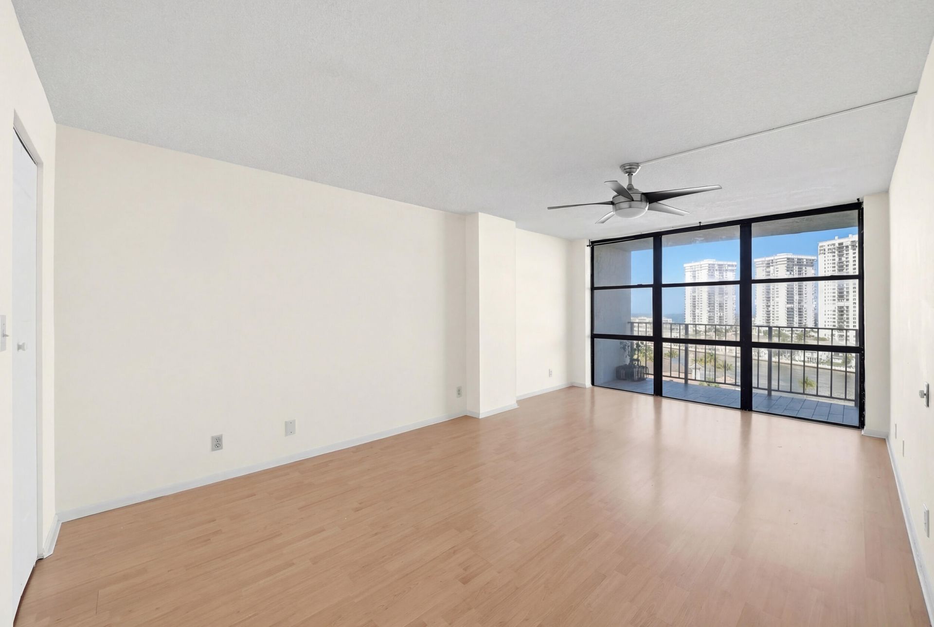 1000 Parkview Drive, Unit 1006, Hallandale Beach, FL 33009 Photo