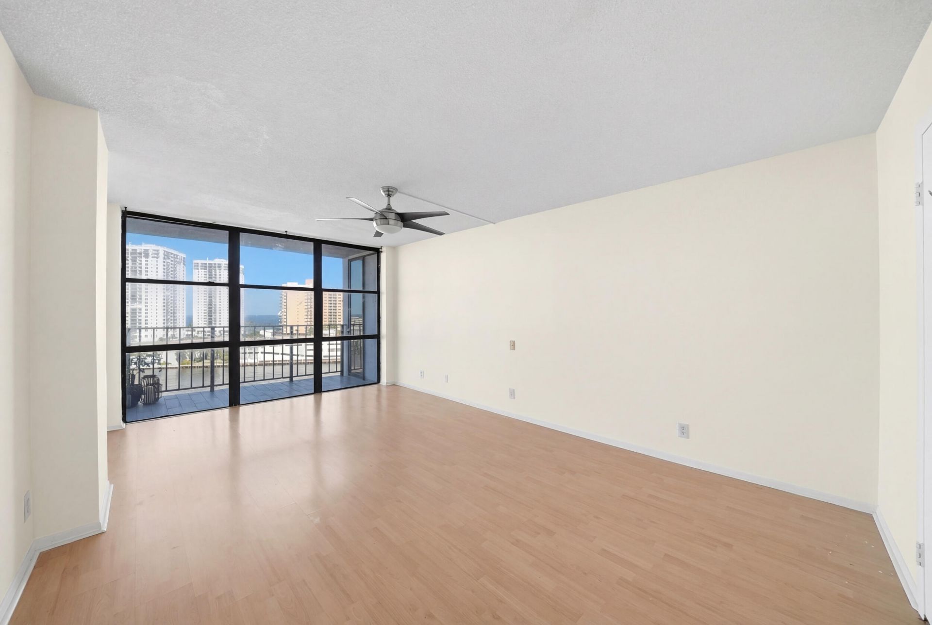 1000 Parkview Drive, Unit 1006, Hallandale Beach, FL 33009 Photo