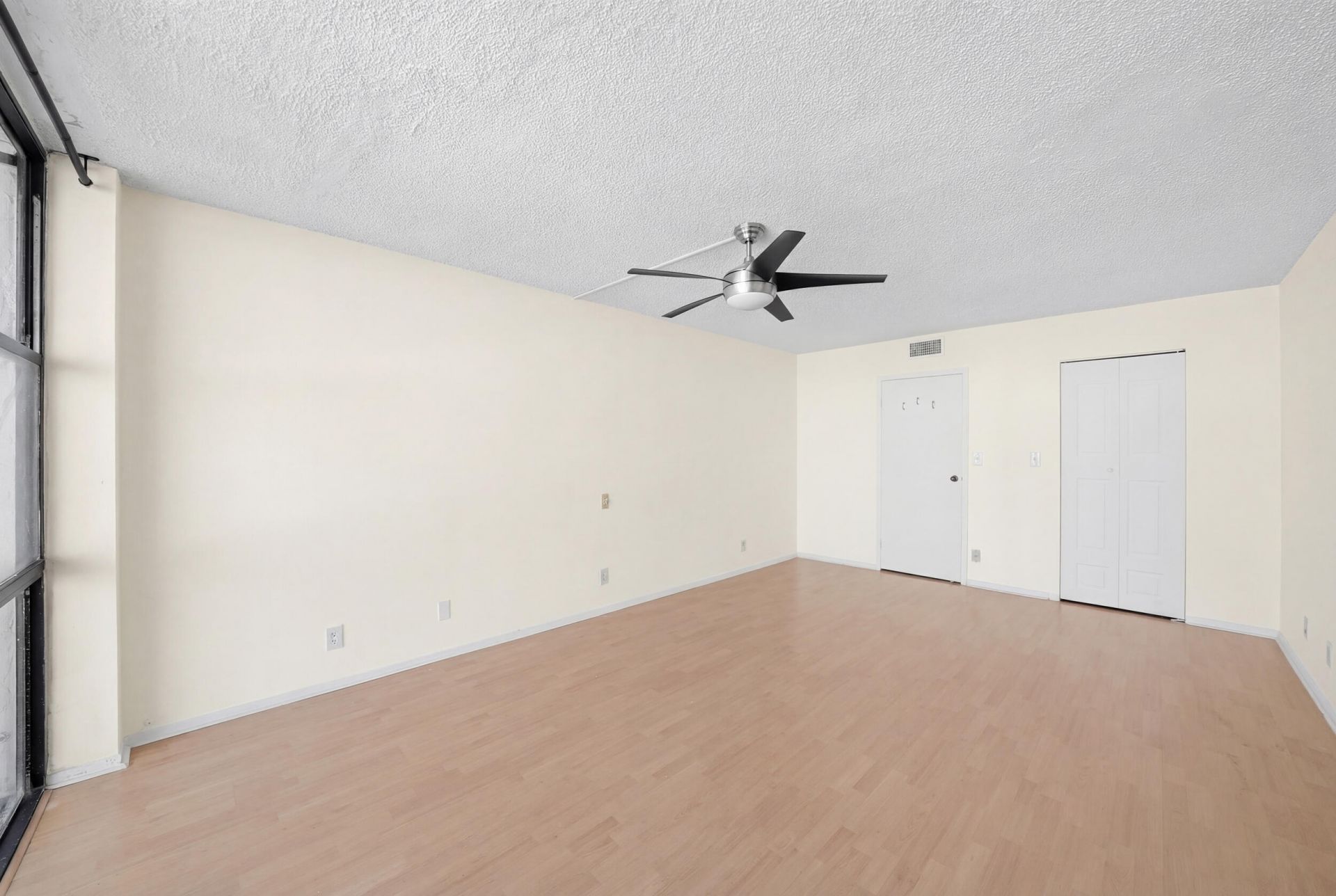 1000 Parkview Drive, Unit 1006, Hallandale Beach, FL 33009 Photo