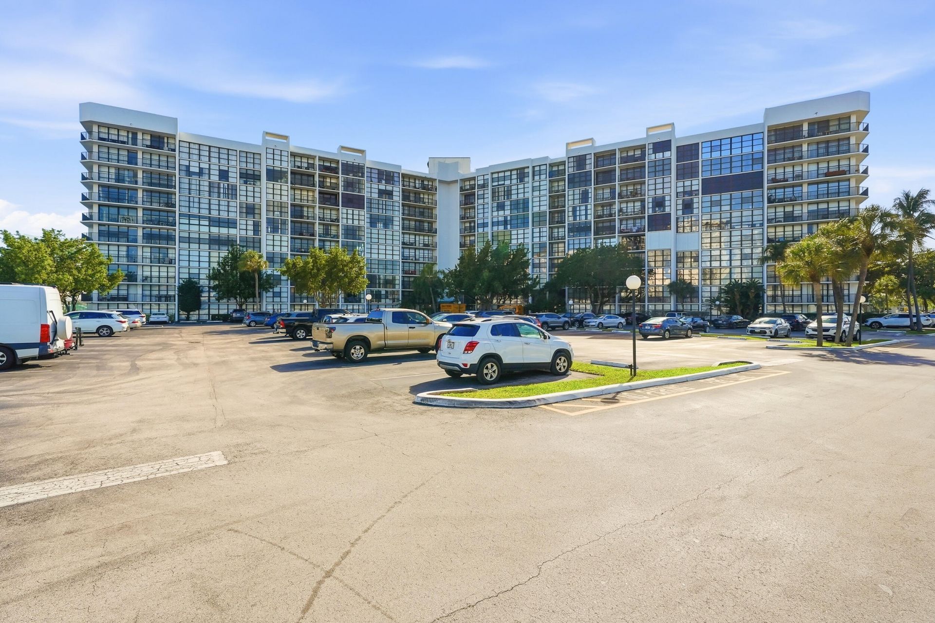 1000 Parkview Drive, Unit 1006, Hallandale Beach, FL 33009 Photo