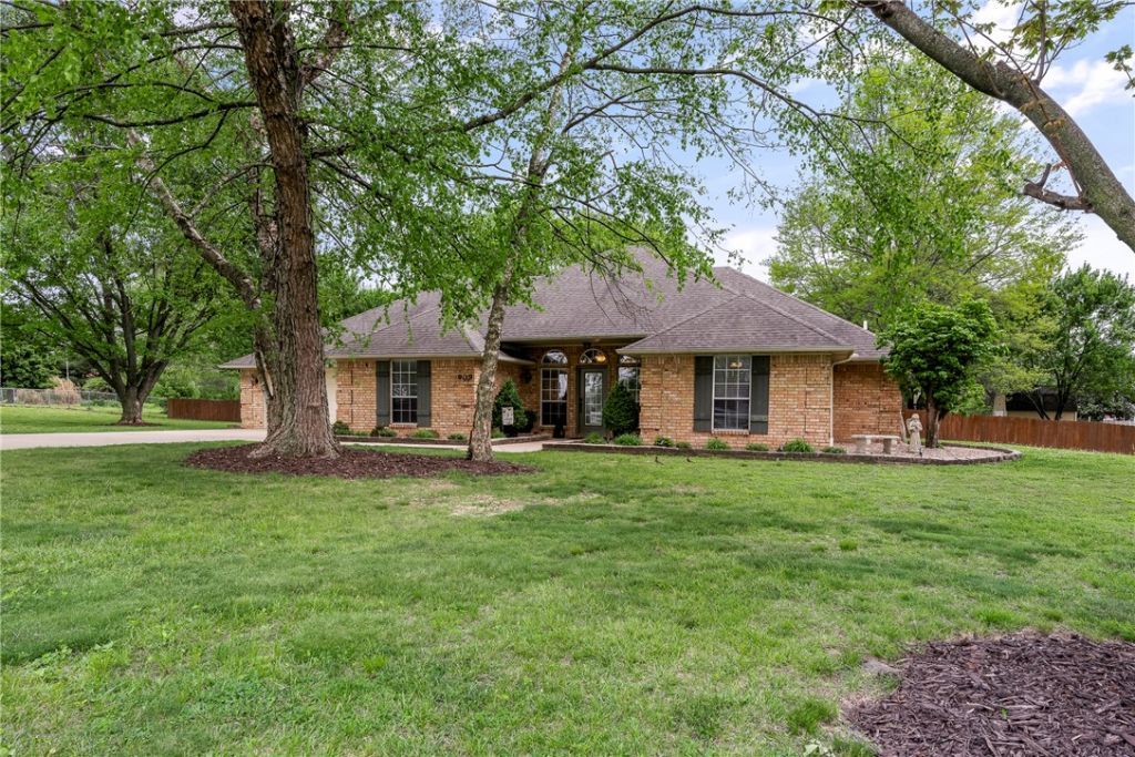 909 E Apple Blossom Avenue, Springdale, AR 72764 Main Photo