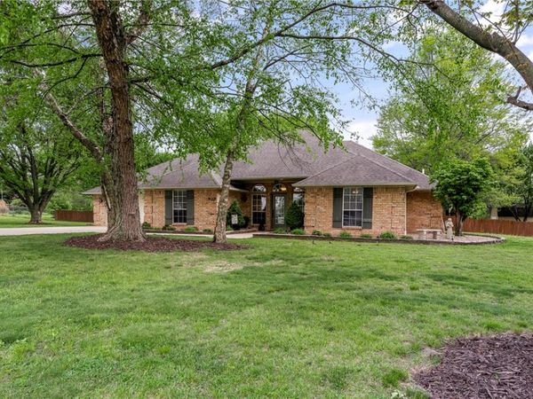 909 E Apple Blossom Avenue, Springdale, AR 72764