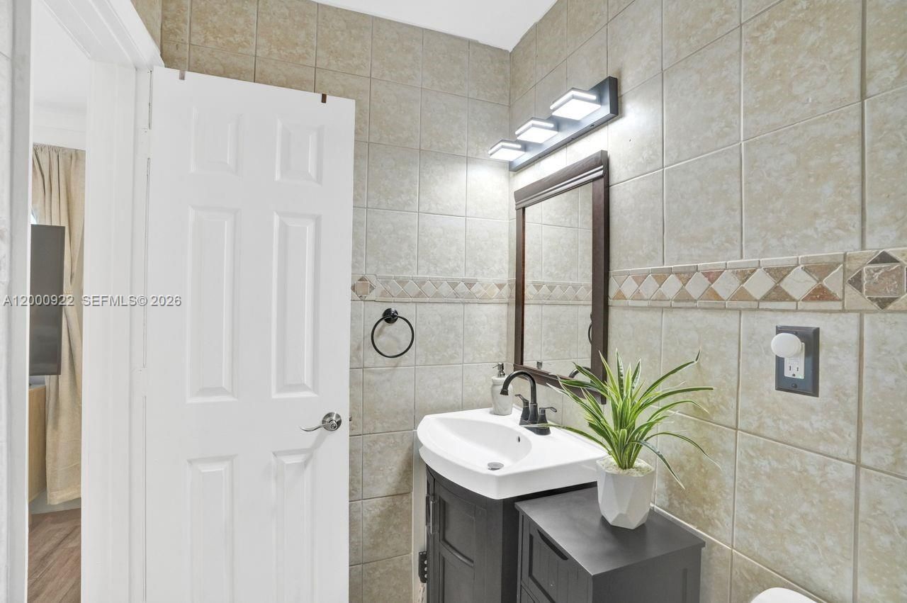 17501 NW 85th Ave, Hialeah, FL 33015 Photo