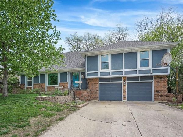 309 NE Country Lane, Lee's Summit, MO 64086