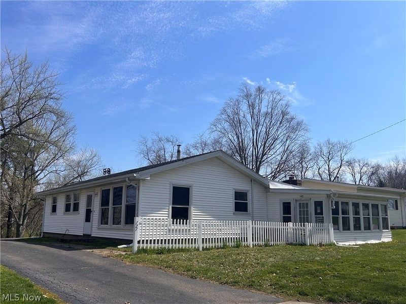 727 Circle Hill Road SE, North Canton, OH 44720 Photo 2