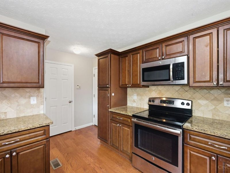 2073 Miles Woods Drive, Springfield Twp., OH 45231 Photo 18