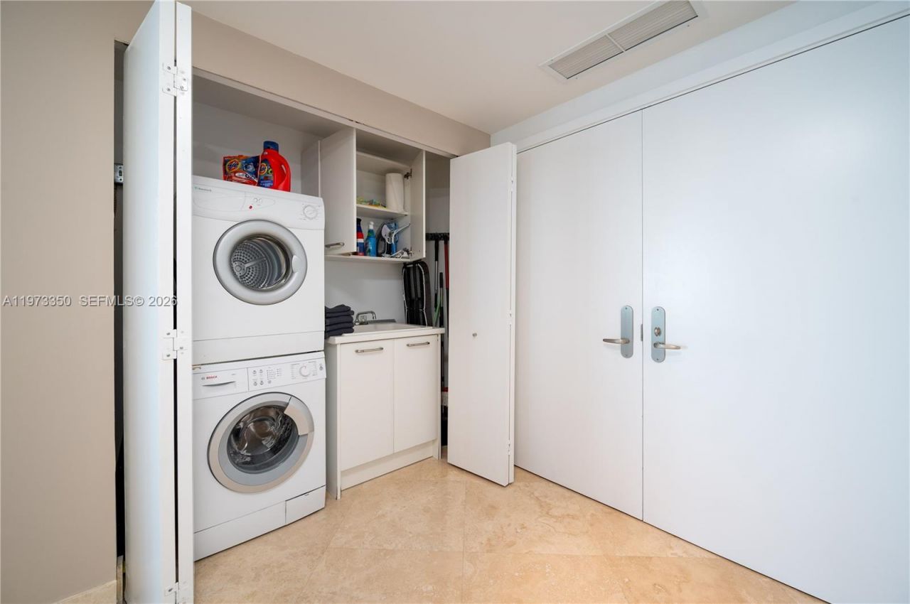 1331 Brickell Bay Dr, Unit 1801, Miami, FL 33131 Photo