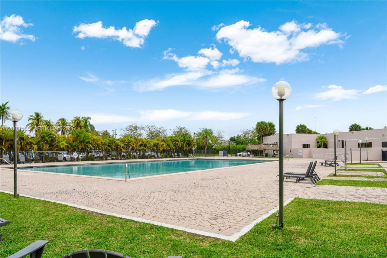 8520 SW 133rd Ave Rd, Unit 323, Miami, FL 33183 Photo