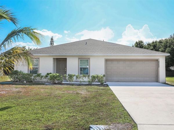 2352 SE Surrey Pl, Port St. Lucie, FL 34952