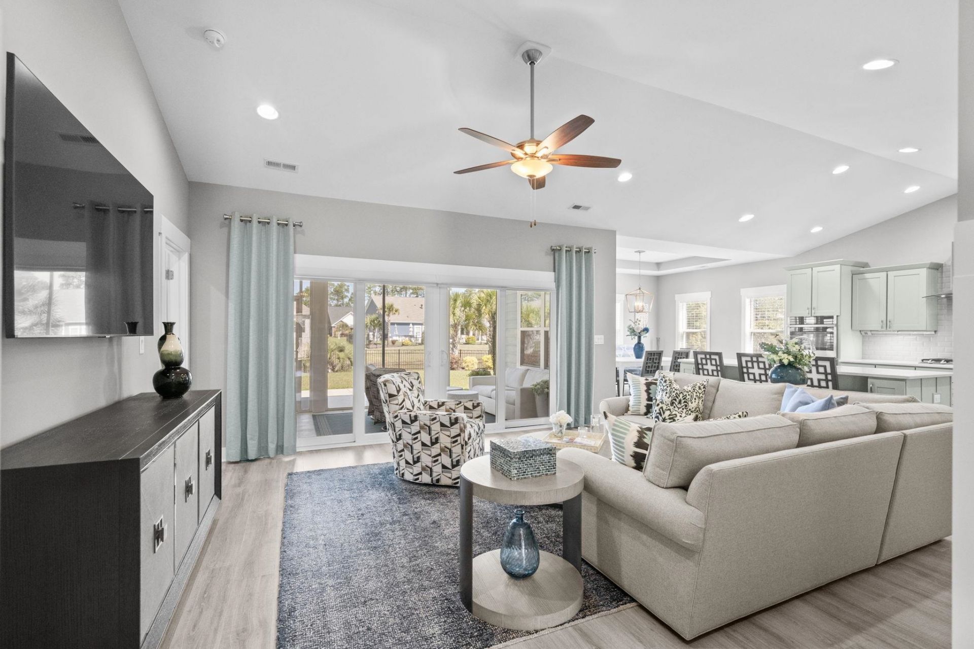 733 Jade Dr. Photo 6