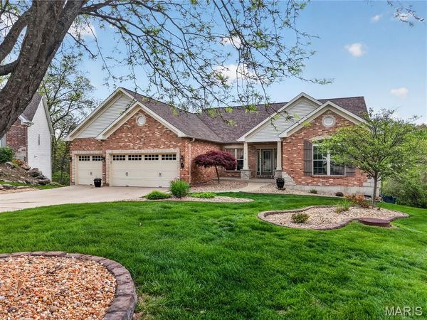 16 Charlemagne Court, Lake St Louis, MO 63367