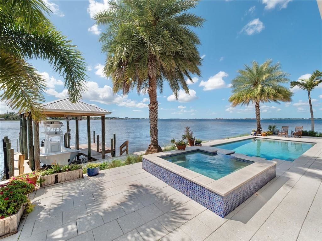 911 Aqua Ln, Fort Myers, FL 33919 Photo