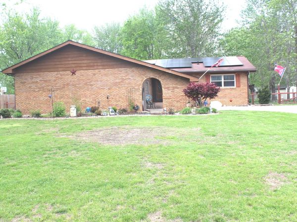 210 Circle Drive, Salem, IL 62881