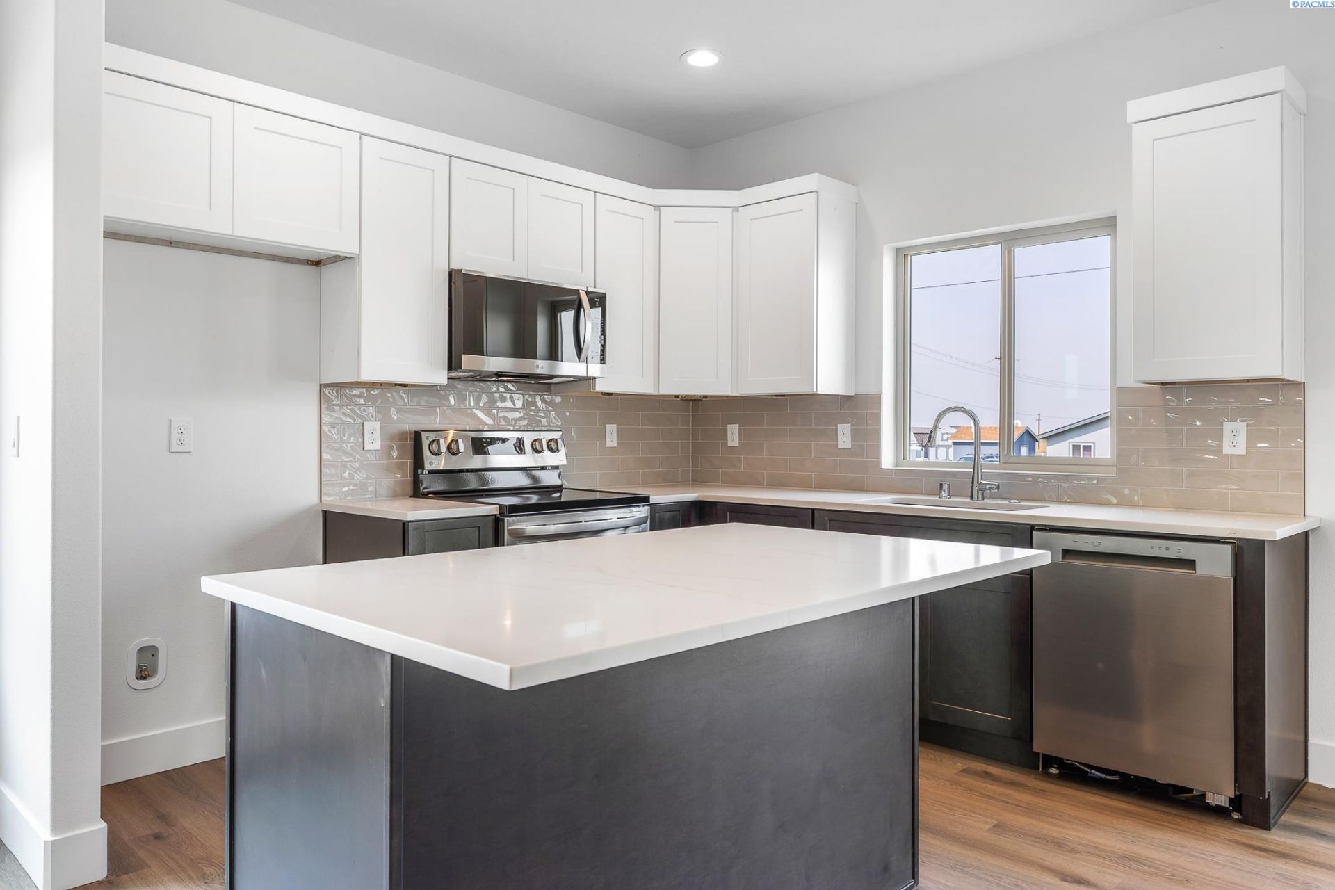 7672 Grapevine Ct, West Richland, WA 99353 Main Photo