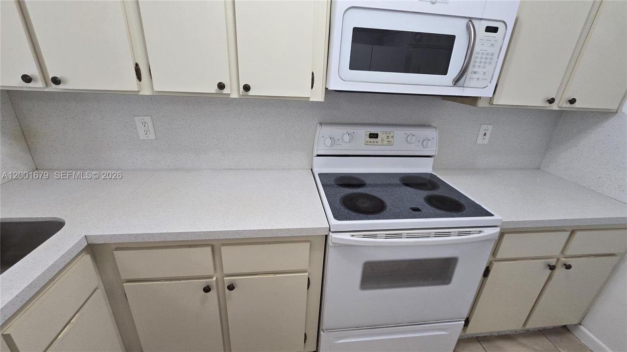 2605 W 67th Pl, Unit 23-10, Hialeah, FL 33016 Photo