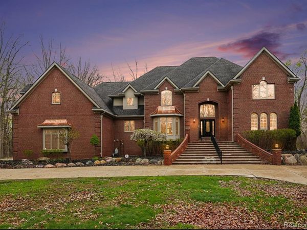 6986 Montgomery Drive, Shelby Twp, MI 48316