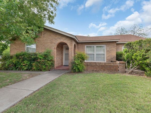 802 W 1st ST, Lampasas, TX 76550