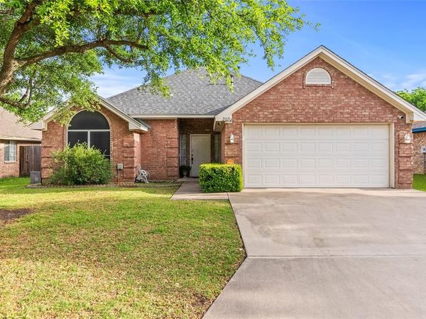 2021 Brooke Drive, Sanger, TX 76266