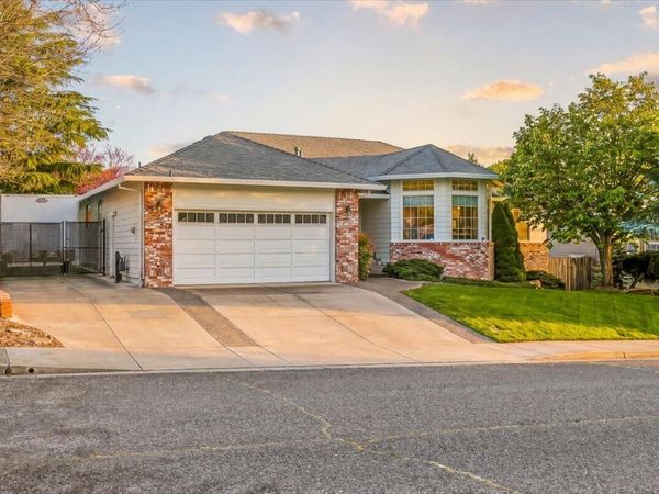 1518 Cypress Point Drive, Medford, OR 97504