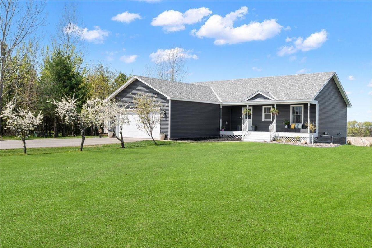 38616 Pine Avenue, Center City, MN 55012