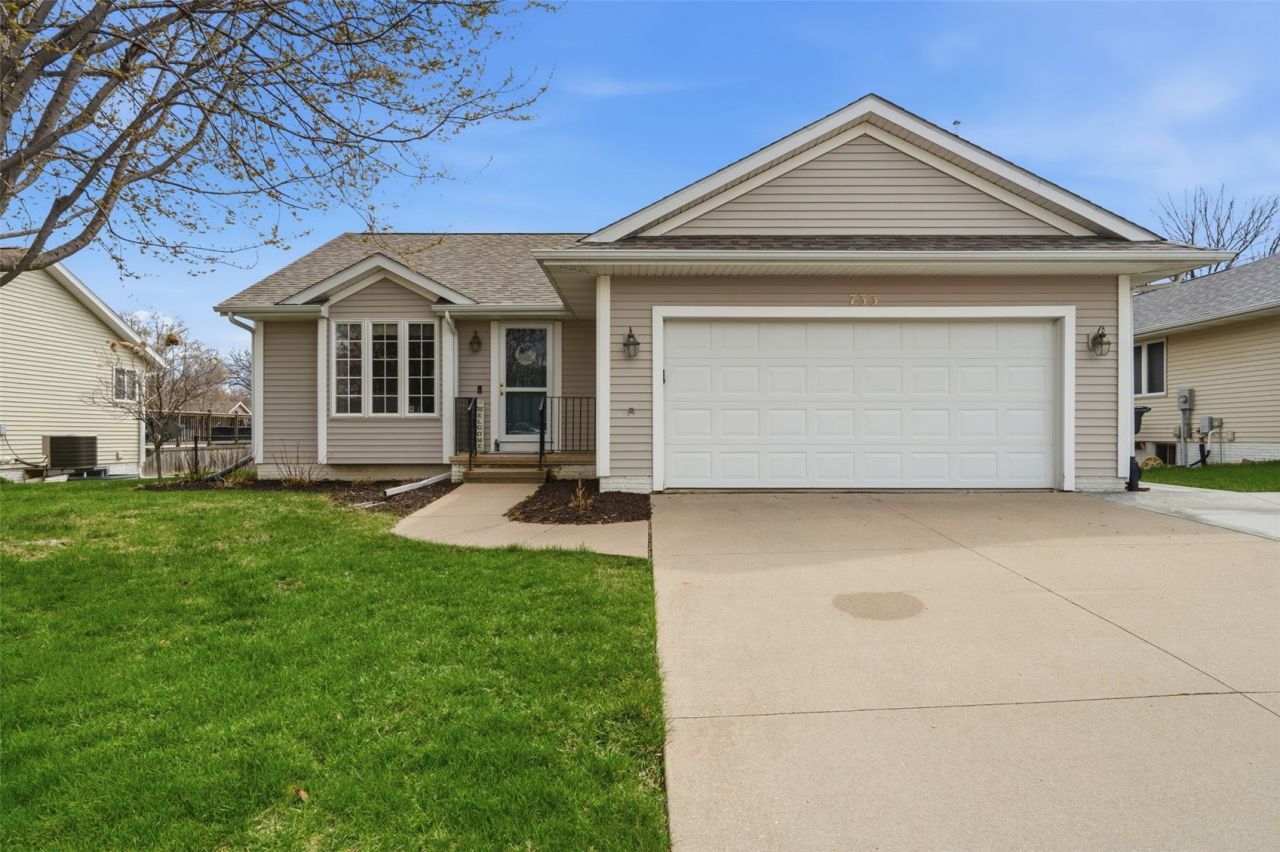 733 71st Street Ne, Cedar Rapids, IA 52402 Main Photo